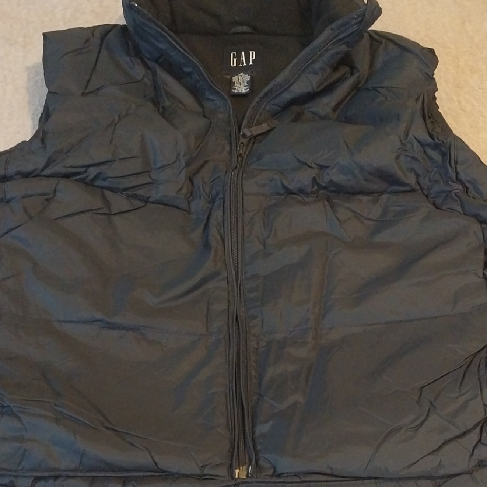 GAP Men's Dark Puffer Vest